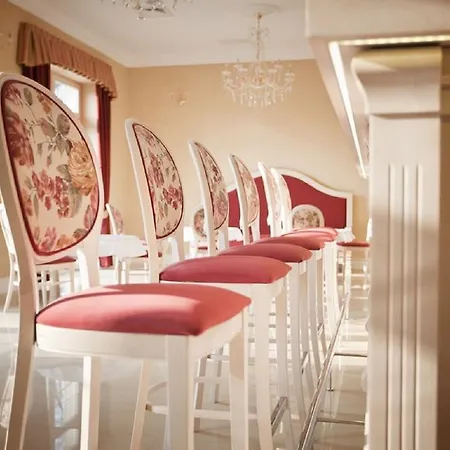 Dworek Nad Rozlewiskiem Hotel