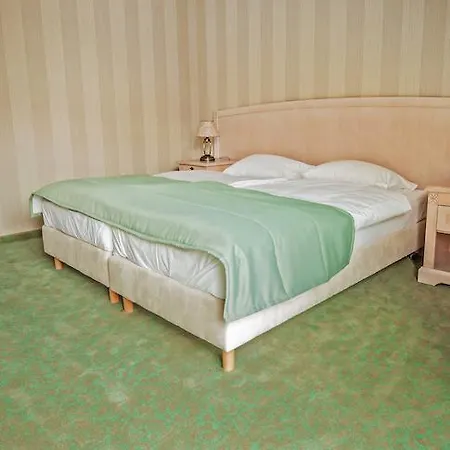 Hotell Dworek Nad Rozlewiskiem 3*